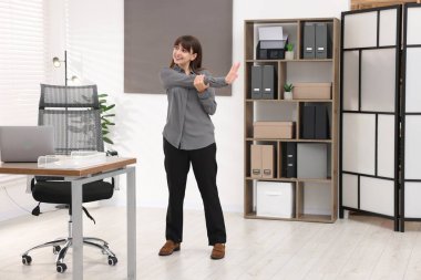 Genç işkadını Office egzersiz germe yapıyor