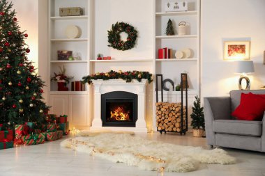 Şenlikli şömine, Noel ağacı ve hediyeler.