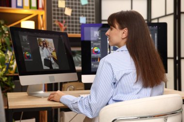 Ofisteki bilgisayarda profesyonel rötuş düzenleme fotoğrafı