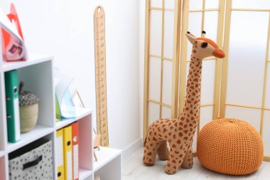 Boy ölçüm tablosu, oyuncak zürafa ve dekorasyon.