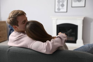 Kanepede şömineli sevimli bir çift