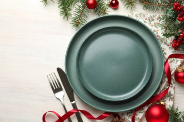 Açık ahşap arka planda noel dekorlu şenlik masası, düz yatış. Metin için boşluk