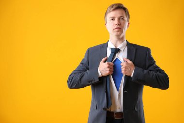 İş adamı sarı arka planda süper kahraman kostümü giyiyor. Metin için boşluk