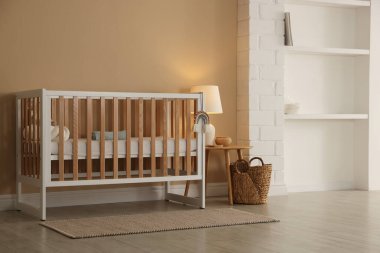 Bebek odası, beşik, masa ve dekor, mesaj için yer. İç tasarım