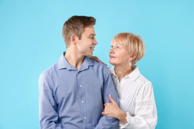 Açık mavi arka planda anne ve oğlunun portresi