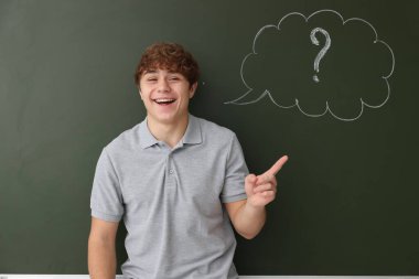 Okula dönelim. Düşünce baloncuğu ve soru işareti olan tahtaya yakın bir çocuk.