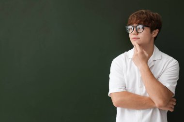 Okula dönelim. Kapalı alanda tahtaya yakın düşünceli çocuk, mesaj için yer var.