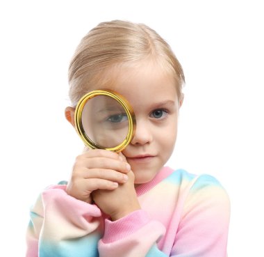 Beyaz arka planda büyüteç olan küçük kız.