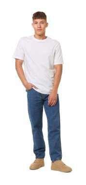 Beyaz arka planda şık kotlu yakışıklı bir genç.