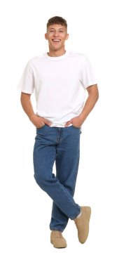 Beyaz arka planda şık kotlu yakışıklı bir genç.