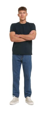 Beyaz arka planda şık kotlu yakışıklı bir genç.