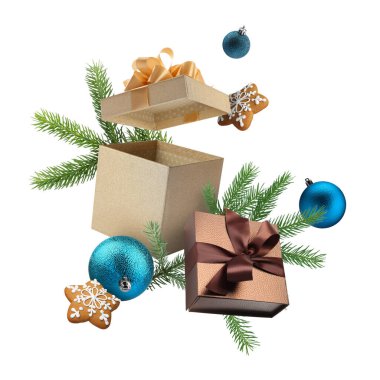 Noel ya da yeni yıl kutlaması. Beyaz arka planda uçan hediye kutuları, kurabiyeler ve şenlik dekoru