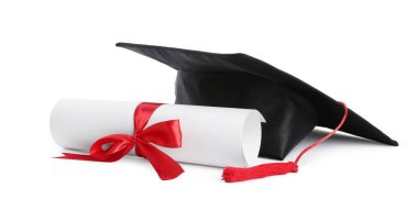 Mezuniyet kep ve üzerinde beyaz izole diploma