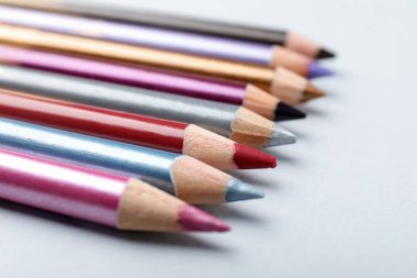 Işık arkaplanda farklı göz kalemleri, yakın plan