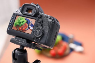 Stüdyoda kamera ile taze sebze ve baharat çekmek, seçici odaklanma. Profesyonel yemek fotoğrafçılığı.