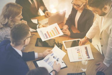 Bir grup iş arkadaşı ofiste birlikte çalışıyor.