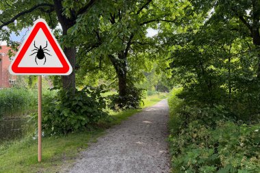 Uyarı işareti doğadaki kenelerin yaşam alanını işaretliyor