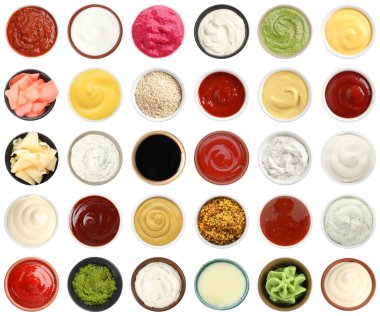 Wasabi ve diğer çeşniler beyaz tencerelerde izole edilmiş. Üst görünüm