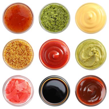 Beyazlar üzerine izole edilmiş çeşitli çeşniler. Üst görünüm