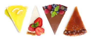 Çeşitli peynirli kekler beyaz sette izole edilmiş. Üst görünüm