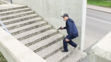 Polis memurları şehir sokaklarında suçluları kovalıyor.