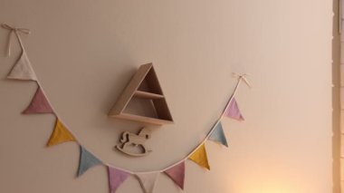 Beşik, dekor ve oyuncaklarla süslü bir bebek odası. Kamera aşağı iniyor