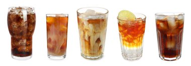 Buzlu kahve. Beyaz arka planda farklı içecekler, set