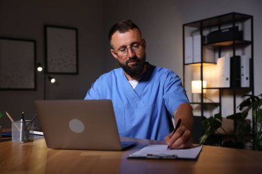 Doktor gece vardiyasında klinikte çalışıyor.