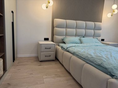 Şık bir yatak odası. Rahat büyük bir yatak odası ve parlak lambalar.