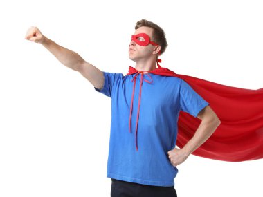 Beyaz arka planda süper kahraman pelerini giyen adam.