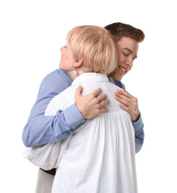 Anne ve oğul beyaz zemin üzerine sarılma