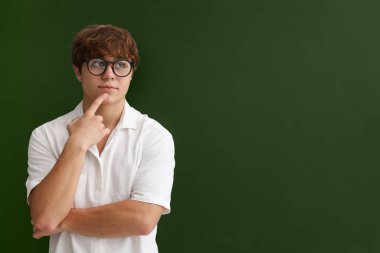 Okula dönelim. Kapalı alanda tahtaya yakın düşünceli çocuk, mesaj için yer var.