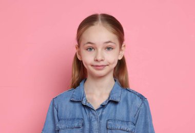 Pembe arka planda güzel bir kızın portresi.