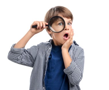 Beyaz arka planda büyüteç olan küçük çocuk şaşırdı.