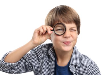 Beyaz arka plan üzerinde büyüteç ile küçük çocuk