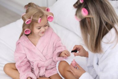 Anne, kızının tırnaklarını evde yapıyor, yakın plan.