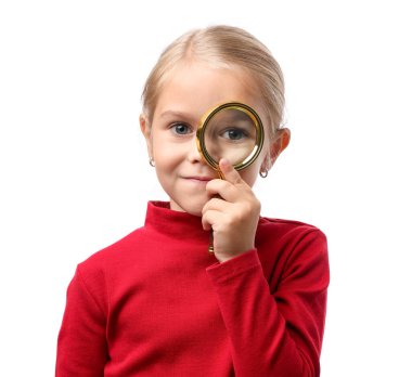 Beyaz arka planda büyüteç olan küçük kız.