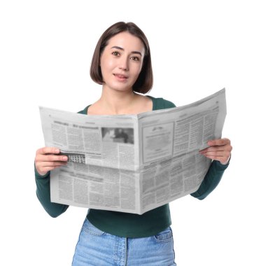 Beyaz arka planda gazetesi olan güzel bir kadının portresi.