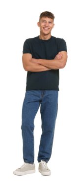 Beyaz arka planda şık kotlu yakışıklı bir genç.