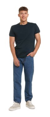 Beyaz arka planda şık kotlu yakışıklı bir genç.