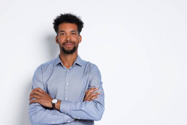 Beyaz arka planda yakışıklı bir adamın portresi, metin için boşluk