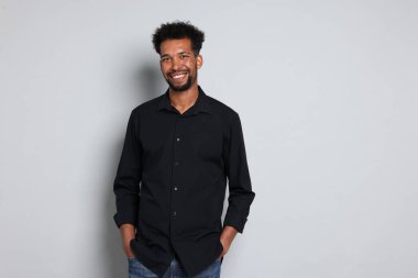 Beyaz arka planda yakışıklı bir adamın portresi, metin için boşluk