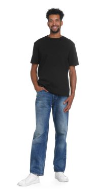 Beyaz arka planda şık kot giyen mutlu bir adam.