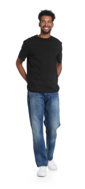 Beyaz arka planda şık kot giyen mutlu bir adam.