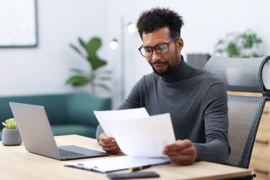 Ofiste çalışan belgesi olan bir adam.