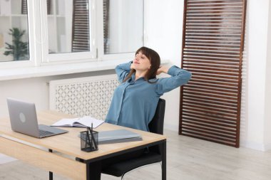 Genç işkadını Office egzersiz germe yapıyor