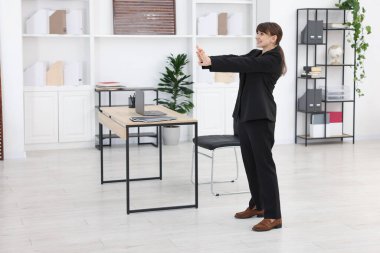 Genç işkadını Office egzersiz germe yapıyor