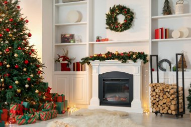 Şenlikli şömine, Noel ağacı ve hediyeler.