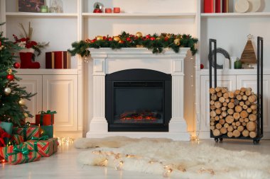 Şenlikli şömine, Noel ağacı ve hediyeler.