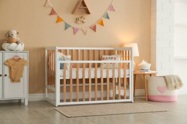 Bebek odası, beşik, masa, şifonyer ve dekor. İç tasarım